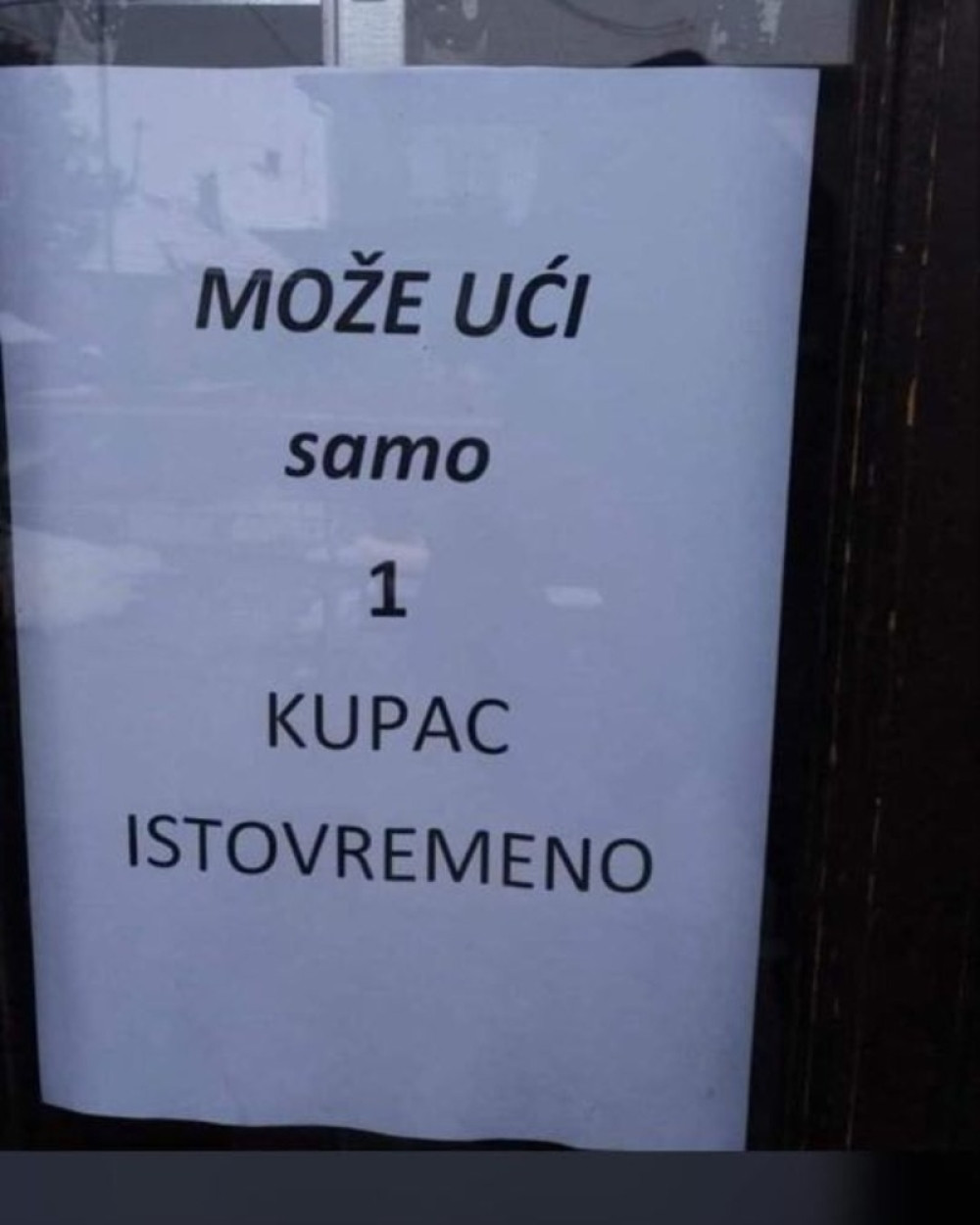 "Samo jedan kupac istovremeno!" Jeste vi razumeli šta je pisac hteo da kaže?! (FOTO)