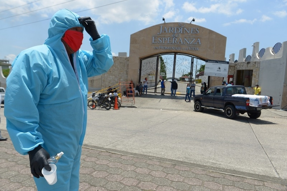 Ne mogu da sahrane najmilije, ostavljaju ih napolju! (FOTO)