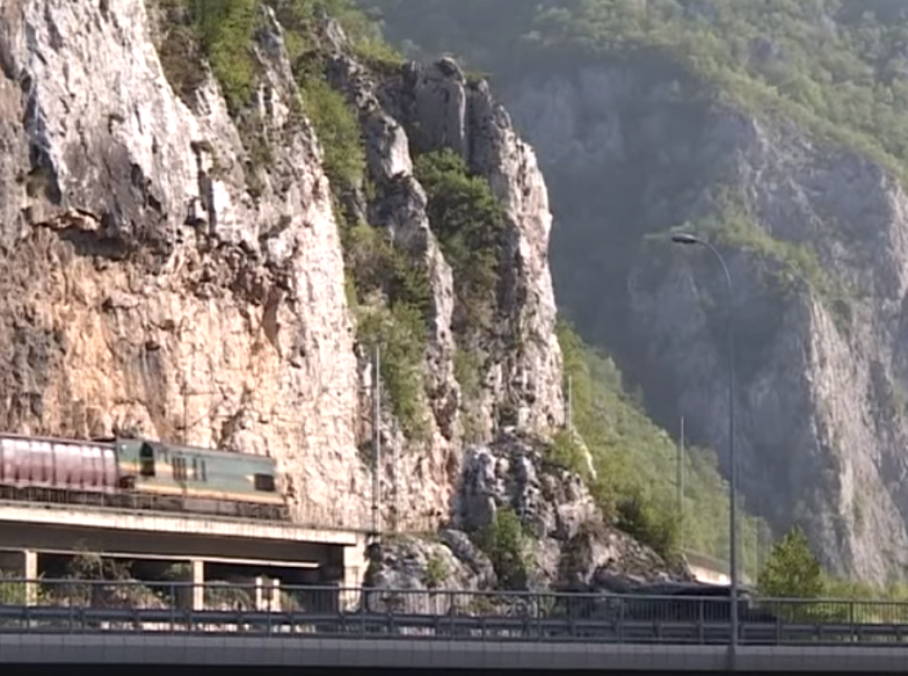 U ključnom trenutku su promašile stazu i skrenule sa puta, usledila velika akcija spašavanja pet studentkinja i majke sa dve ćerke