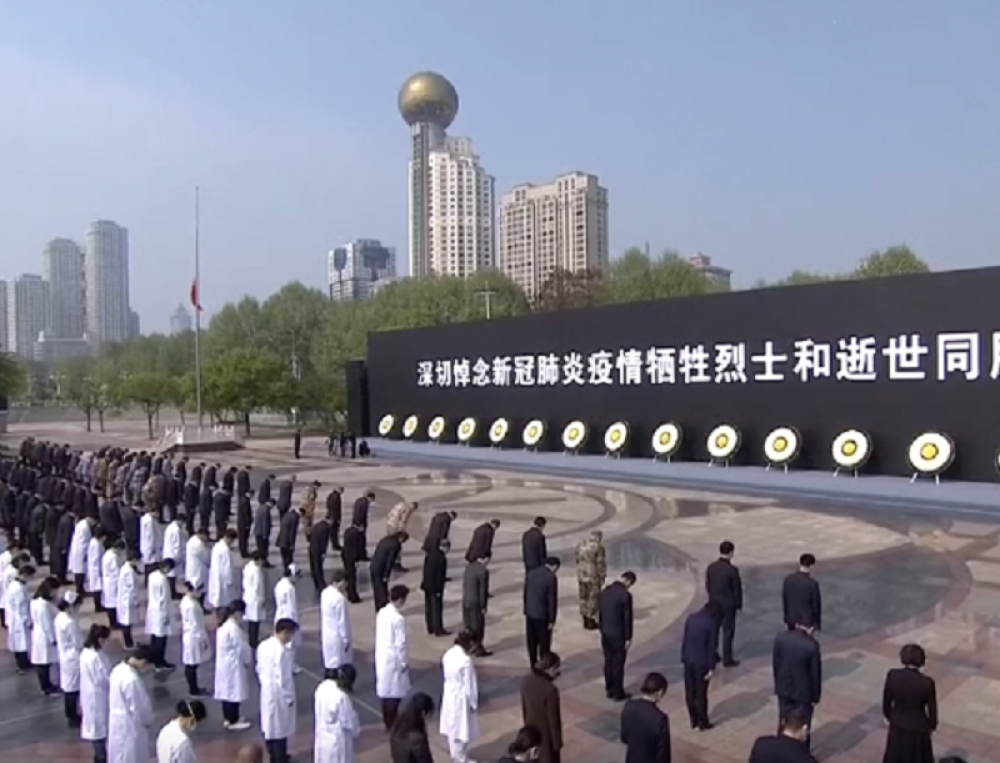 Kinezi odali poštu žrtvama! (VIDEO)