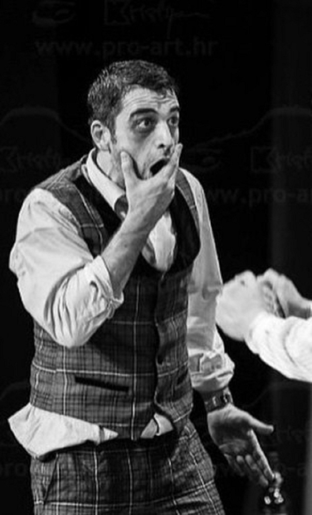 "Bolesni ljudi su me uništili"! Glumacu obili stan! Vladimir u strahu za svoj život! (FOTO)