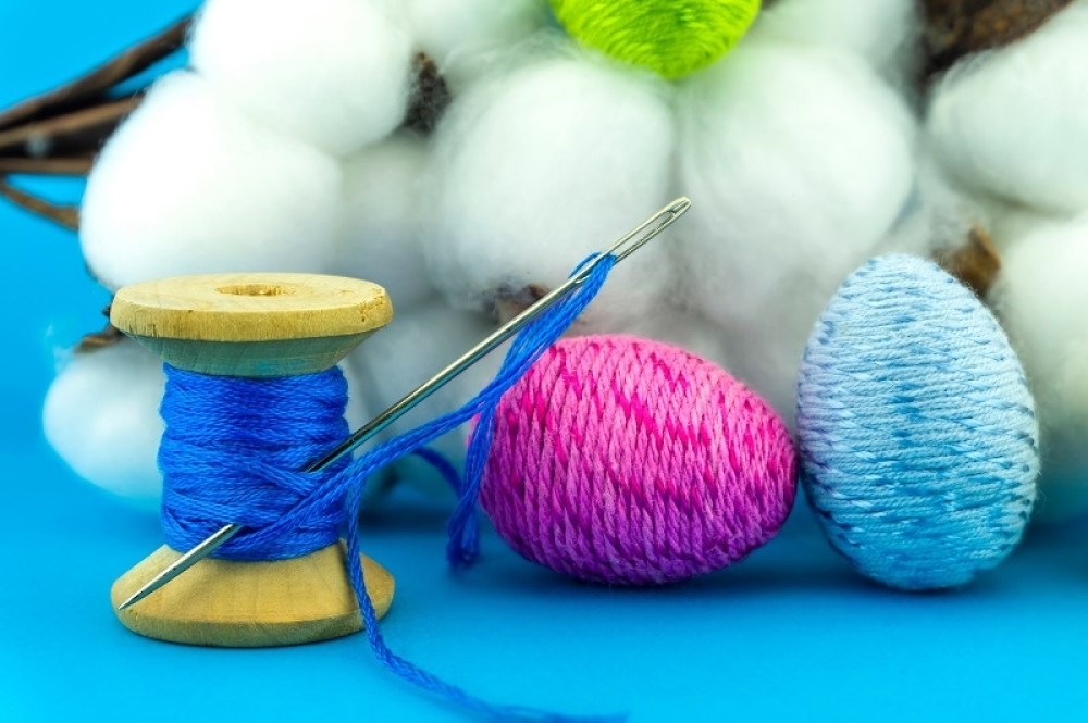 Uskršnja jaja dekorisana koncima u boji