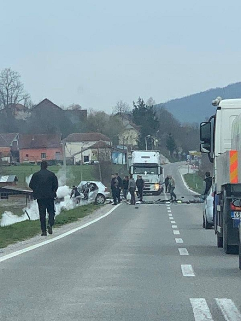 Jezivi sudar automobila i kamiona