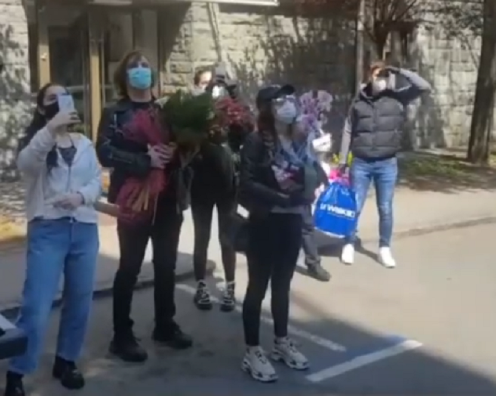 Željko Mitrović sa porodicom ispred karantina! Učinili su prelepu stvar za majku vlasnika Pinka! (VIDEO)