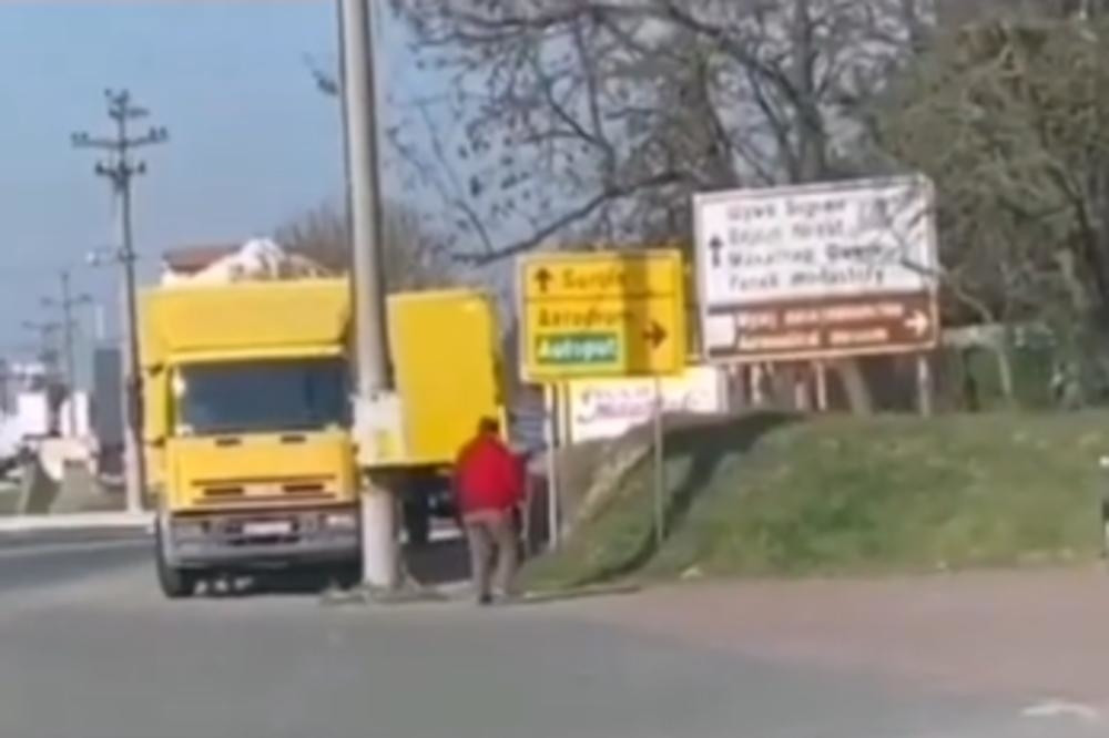 Deka se šetkao usred policijskog časa, a čim je video policiju, uhvatio štraftu (VIDEO)