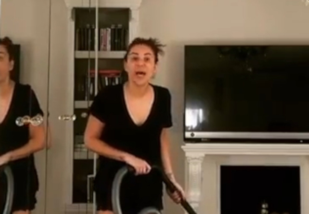 Nakon urnebesnog videa gde čisti kuću, Ana Nikolić objavila novi! U ovom izdanju je niste videli!