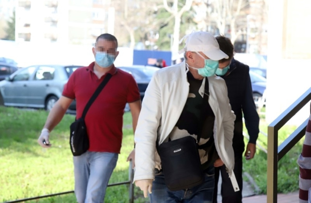 Naš poznati pevač nije hteo da plati 150 dinara za ležaljku: Sunčao se na betonu, pa pokušao da se sakrije!