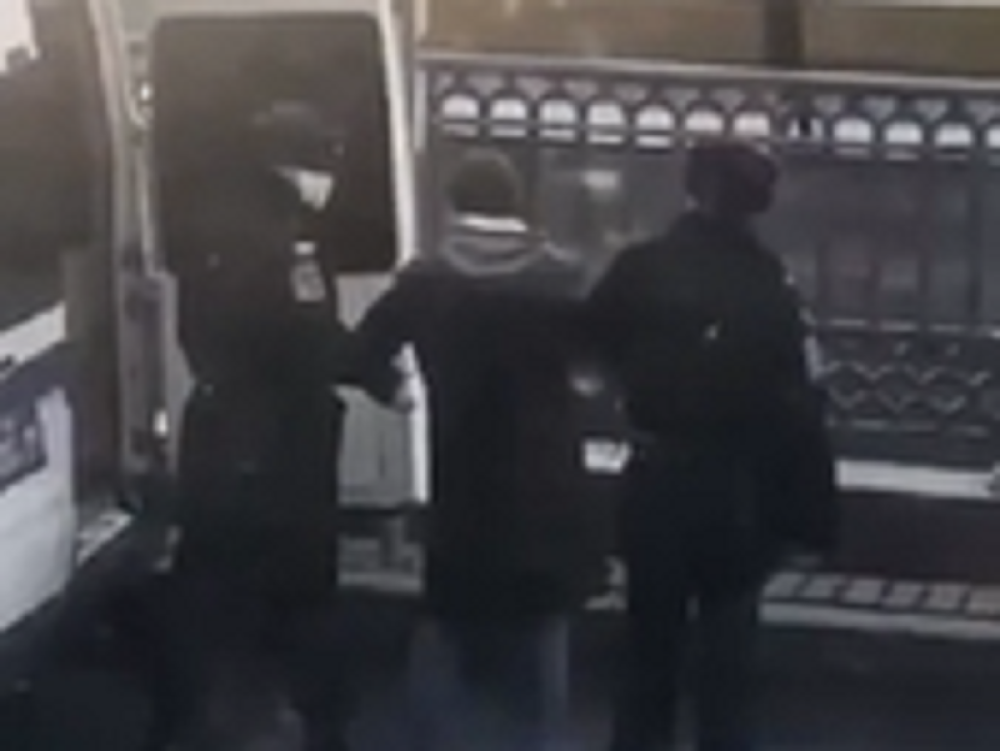 Mladić šetao psa u parku, znao je da ne sme, a onda je naišla moskovska policija! (VIDEO)