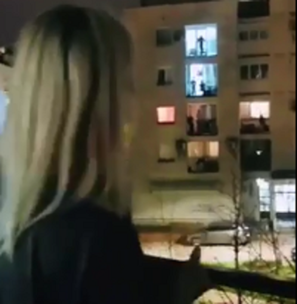 Beograđanka razgalila komšiluk pevajući poznati hit (VIDEO)