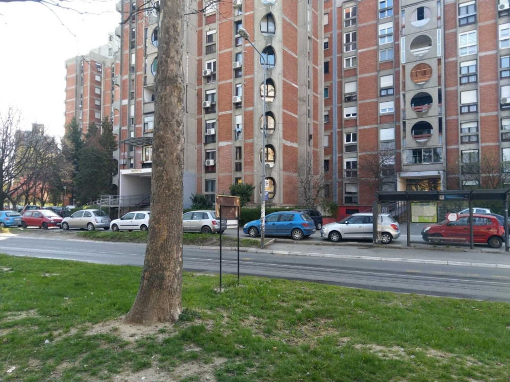 Baka (85) skočila sa 4. sprata na Vidikovcu i preživela: Hitno prebačena u Urgentni centar