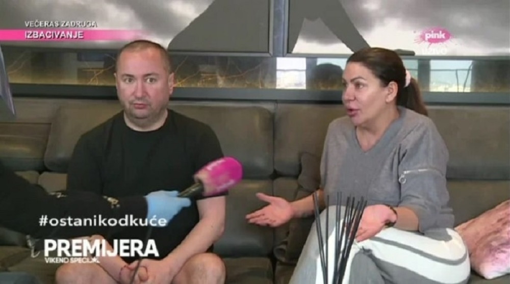 Đanija pijanog izbacili iz hotelske sobe, pa spavao u hodniku na fotelji!