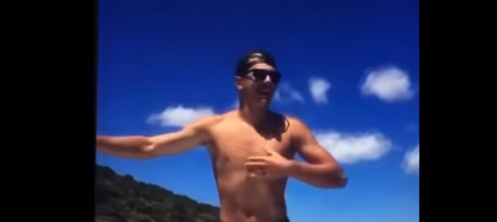 Skočila na njega, strasno poljubila a onda se desilo OVO! (VIDEO)