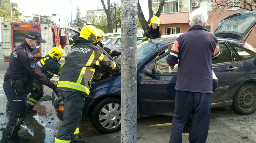 Automobil u naselju "Braće Jerković" goreo usred policijskog časa. Vatrogasci hitno intervenisali (FOTO/VIDEO)