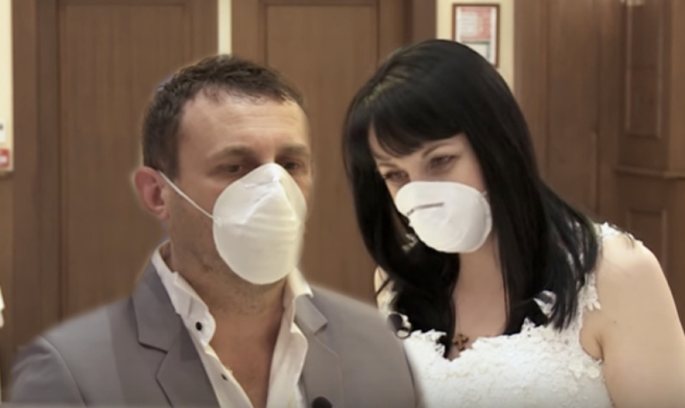 Srpsko venčanje u doba pandemije: Mladenci pod maskama, poprskani Asepsolom, bez kumova! (VIDEO)