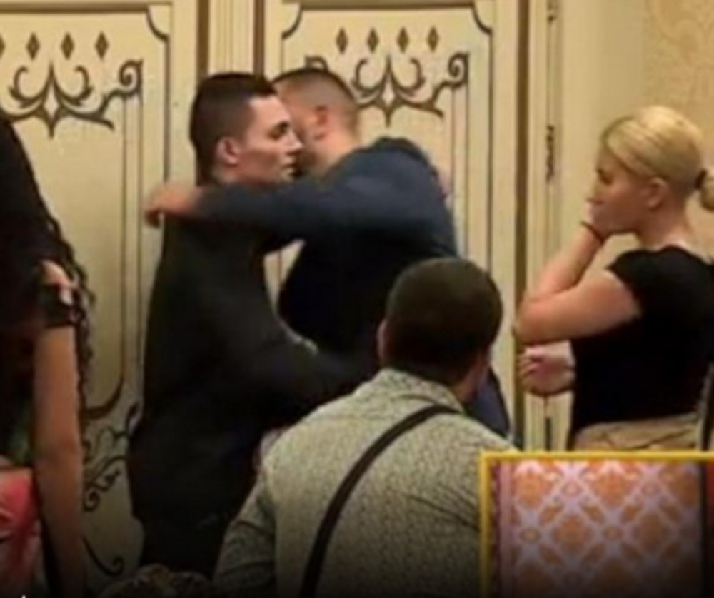 Ovaj ukućanin je trebao da napusti vilu, a onda je Merlin sazvao sastanak! Rijaliti je napustila ona!