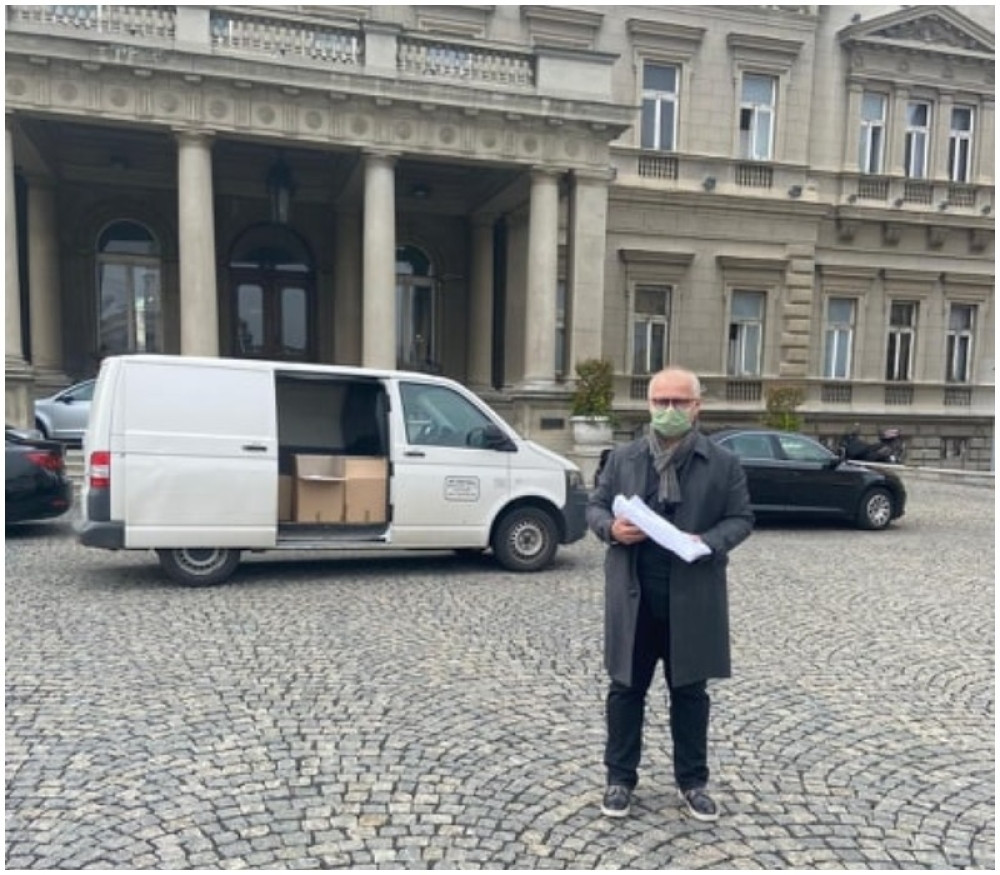 Vesić u ime Beograđana poklonio bolnici (FOTO)