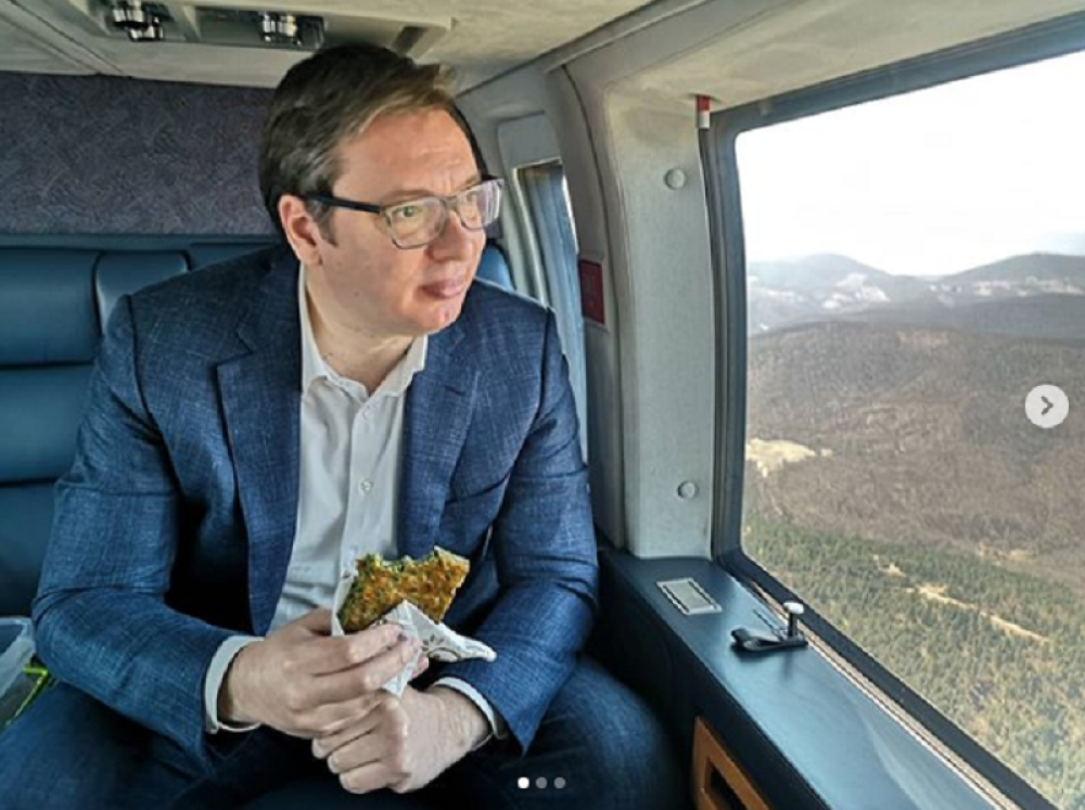 Vučić sa krajnje neobičnim darom otišao iz Novog Pazara, a tokom leta, poklon je nestao (FOTO)