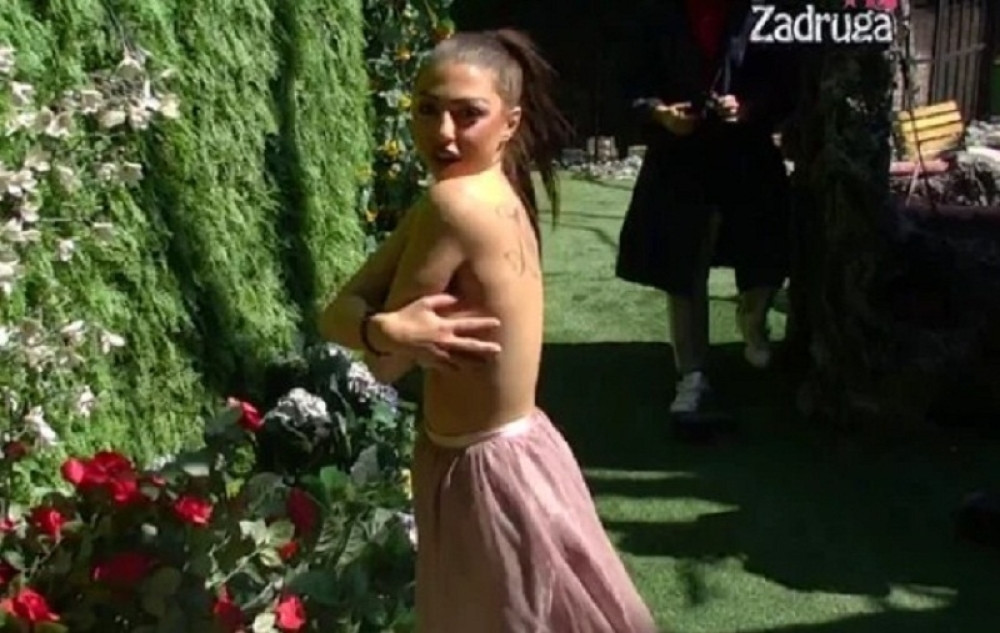 Maja Marinković gola!? Samo par listića joj prekrilo bradavice! (FOTO)