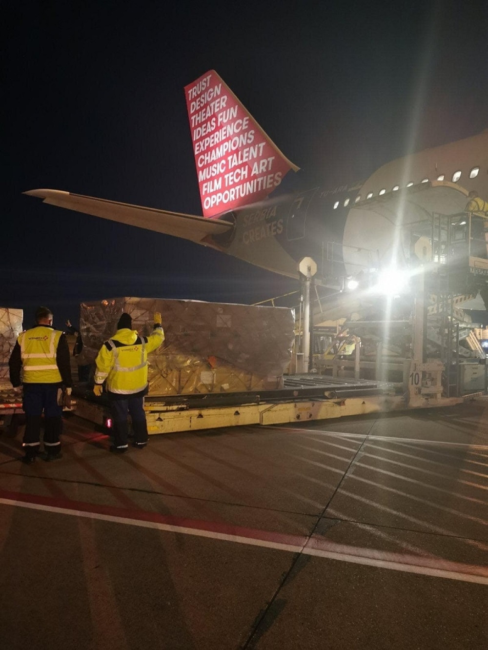 Avion sa medicinskom opremom sleteo na aerodrom Nikola Tesla! (FOTO/VIDEO)