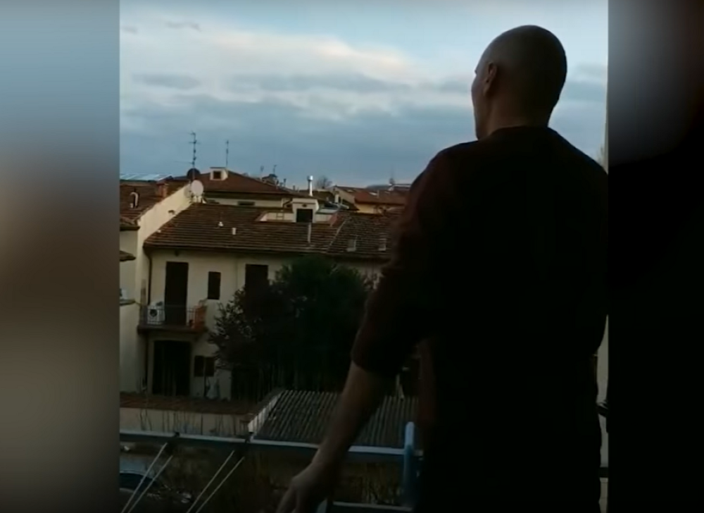Ovaj čovek više nije izdržao! Prijavljivao je svaku osobu koju je video s terase! (VIDEO)