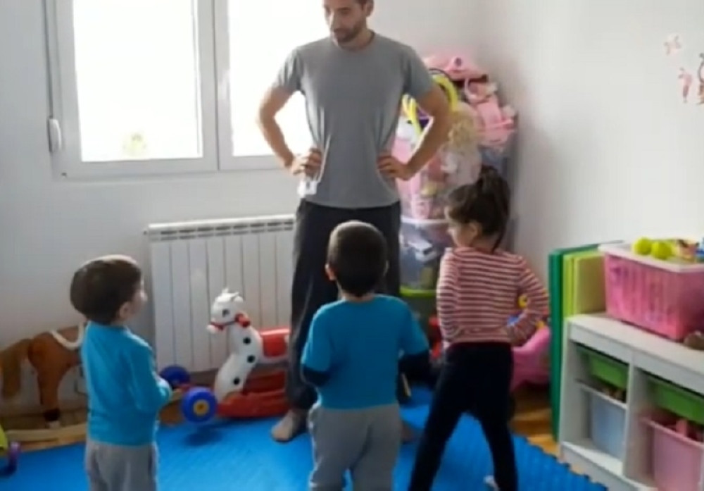 Ovaj tata je postao hit na internetu: Kako kvalitetno iskoristi vreme sa decom, njemu je pošlo za rukom, probajte i vi (VIDEO)