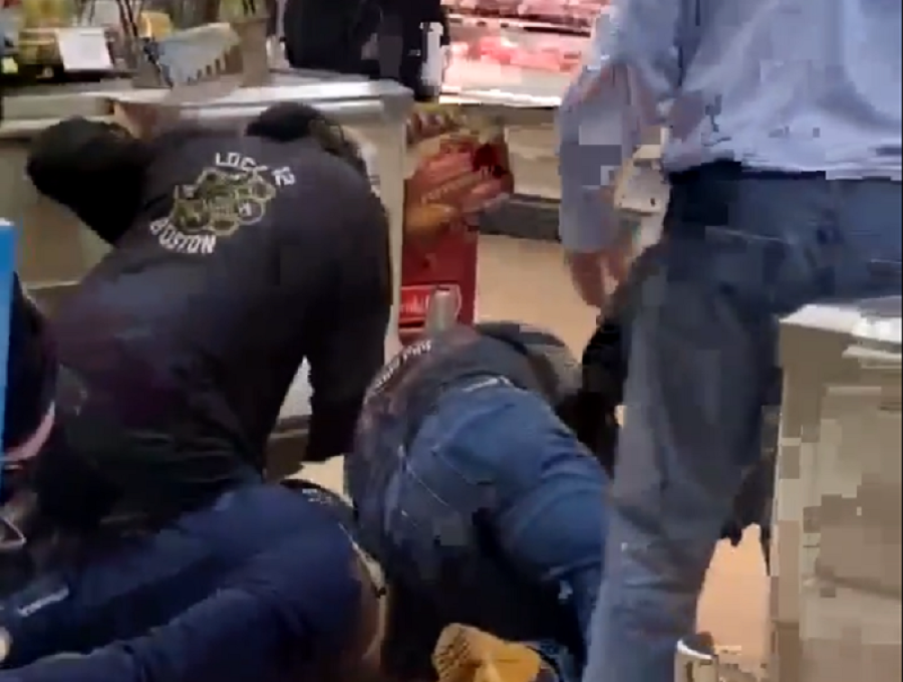 Kada su ga kupci videli, samo su poleteli na njega jer je "sejao" koronu po marketu! (VIDEO)