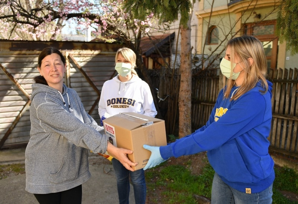 Mozzart i igrači Borca podelili pakete pomoći najugroženijim Čačanima