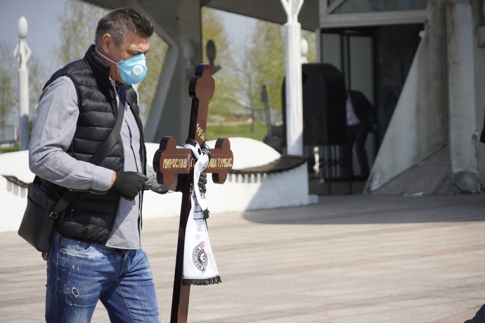 Sahranjen Miša Tumbas, na krstu se vijorio crno-beli šal (FOTO)