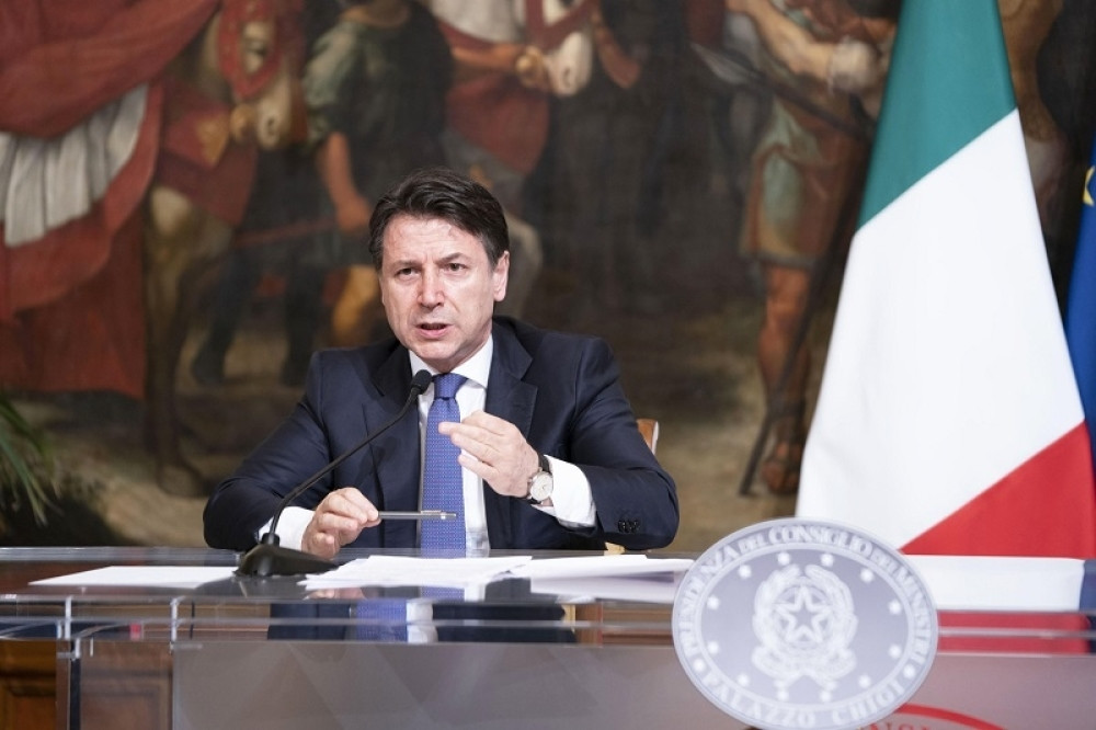 Zbog tašne je premijer Italije mogao da nagrabusi!