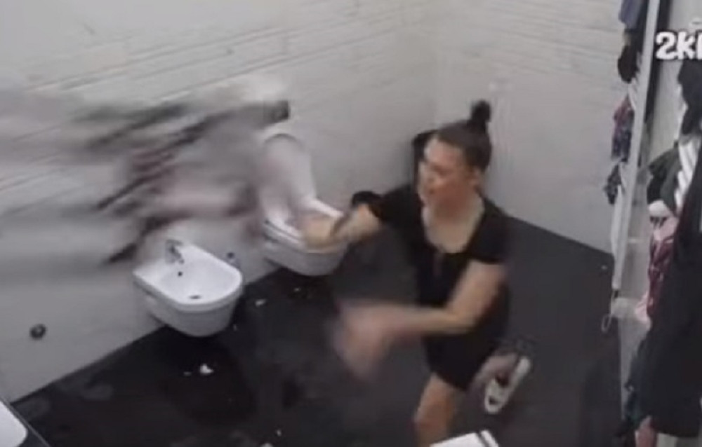 Mina pred nervnim slomom: Vrišti, plače, baca sve pred sobom (VIDEO)