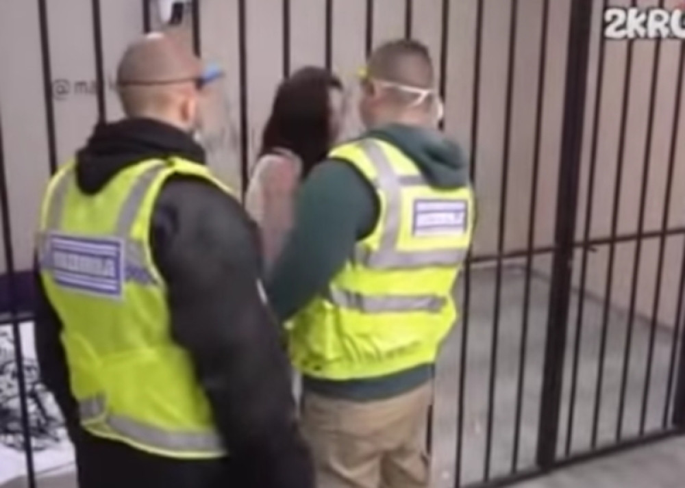 (NECENZURISANI SNIMAK) Zadrugarka napravila haos u zatvoru, lomila sve oko sebe! Ne gleda gde udara!