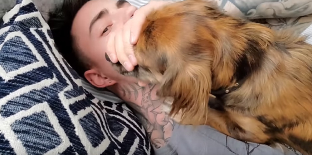 Za njegovo golo telo i ukrućeni penis nema krize! Influenser zarađuje ogromnu sumu novca radeći ovo! (FOTO)