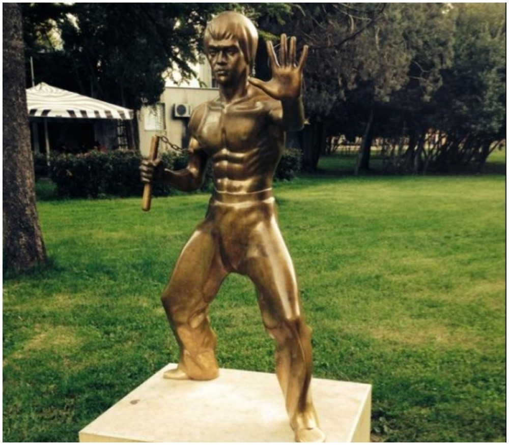 Statua u Mostaru oduševila ceo svet (FOTO)