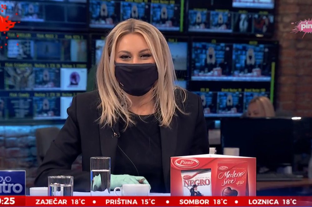 Ali sve je palo u drugi plan kada smo saznali šta je ispod stola, zbog jednog detalja, svi su gledali u njene noge (FOTO)