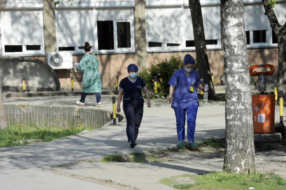 Još 102 novozaražena, više od pola iz Beograda, 1 preminuli