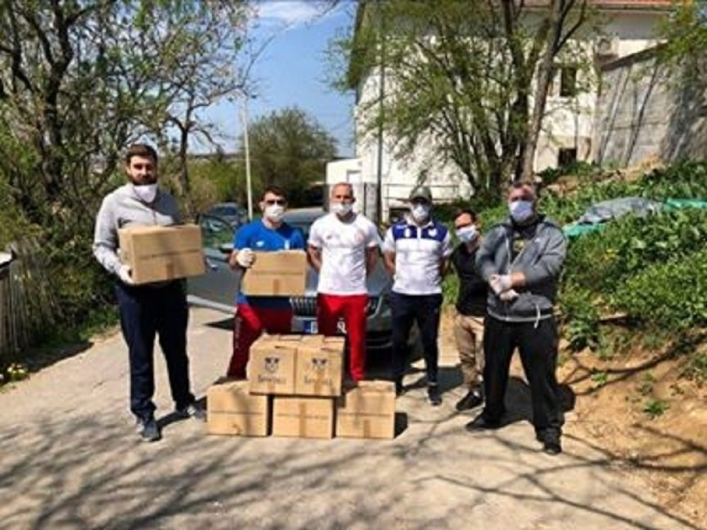 Srpski sportisti raznosili pakete pomoći po Banjici