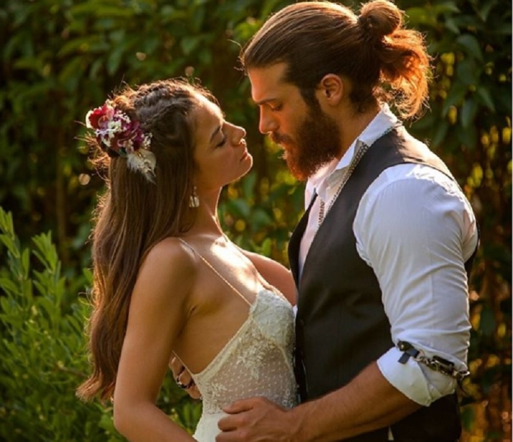 Ranoranilica se vratila u zagrljaj turskom Apolonu: Džan Jaman i Demet Odzemir ponovo zajedno, pandemija ih pomirila?