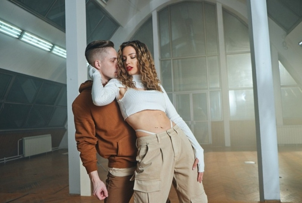 Društvene mreže su se usijale nakon Sarinog i Ziginog zavodljivog plesa, evo ko je zgodni Slovenac kog srpske zvezde obožavaju! (VIDEO)