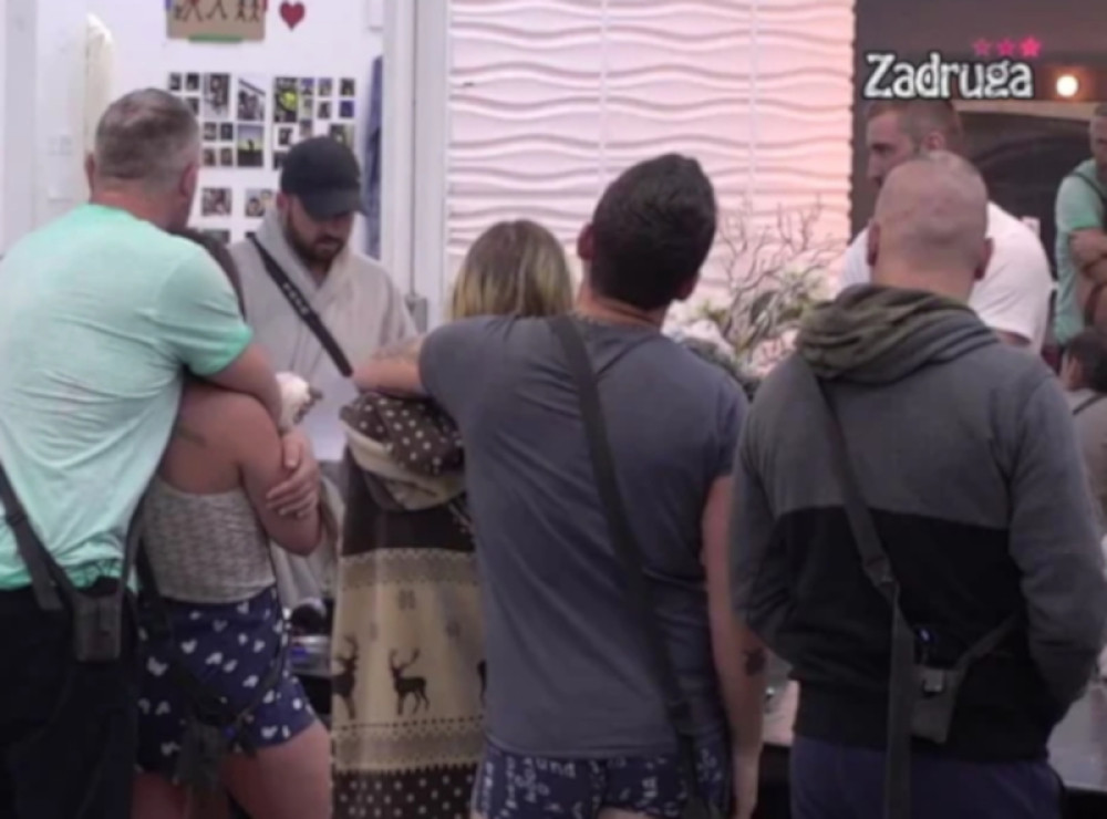 Veliki šef poslao pismo, svi da spakuju stvari u džakove i da se upute prema kapiji!