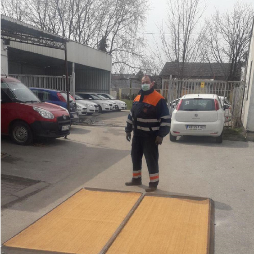 Postavljene dezobarije na ulascima u stambene zgrade