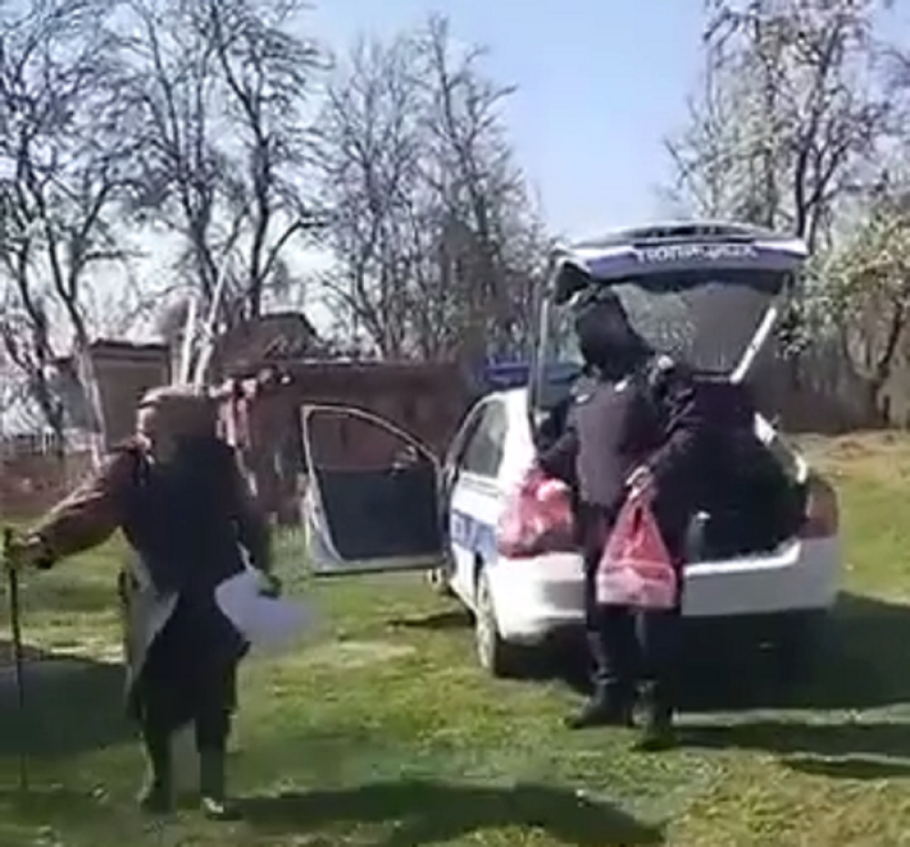 Snimak koji će vas rasplakati, baka Ruži je sve doneo do kapije, sada zna da nije zaboravljena (VIDEO)