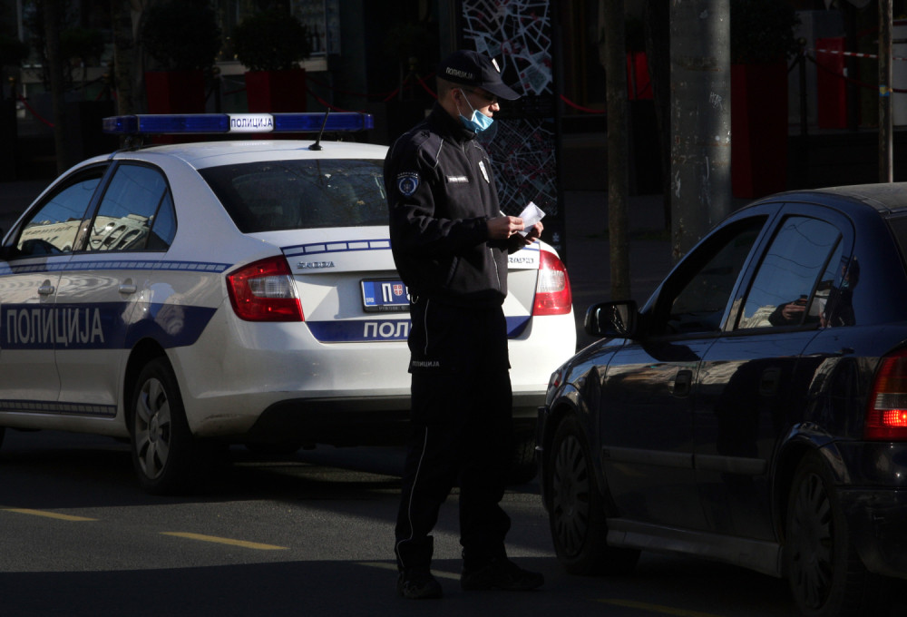 Automobil se prevrnuo tokom vožnje, a kada je policija videla ljude uledio šok