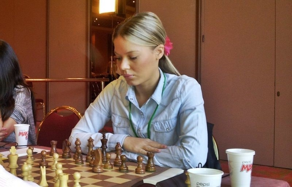 Ona je kraljica na tabli, ali i van nje! Najlepša srpska šahistkinja matira u dva poteza! (FOTO)
