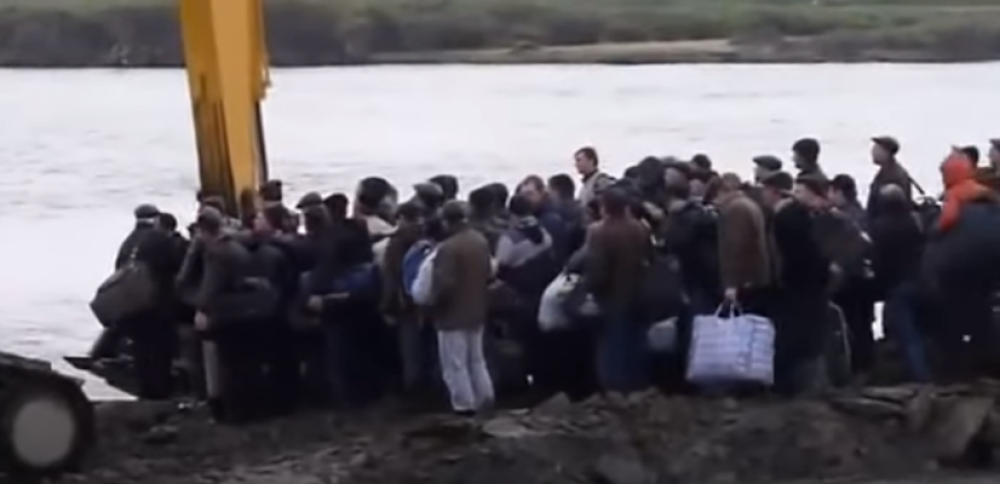 Plove ledenom rekom u stojećem stavu, a zbog prevoznog sredstva koje su koristili se svi krste (VIDEO)