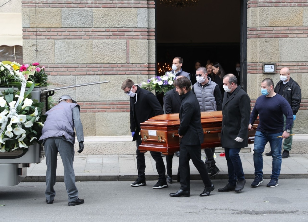Kosmajac uz zvuke trubača ispraćen na večni počinak: Sin Lazar održao govor, a uplakanu suprugu Aleksandru pridržavali članovi porodice (FOTO)