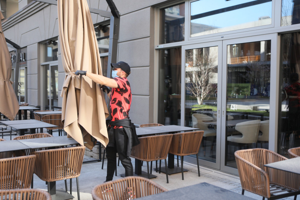 Kovačević vodi računa o inventaru svog restorana: Sale namešta suncobrane i priča s psima!