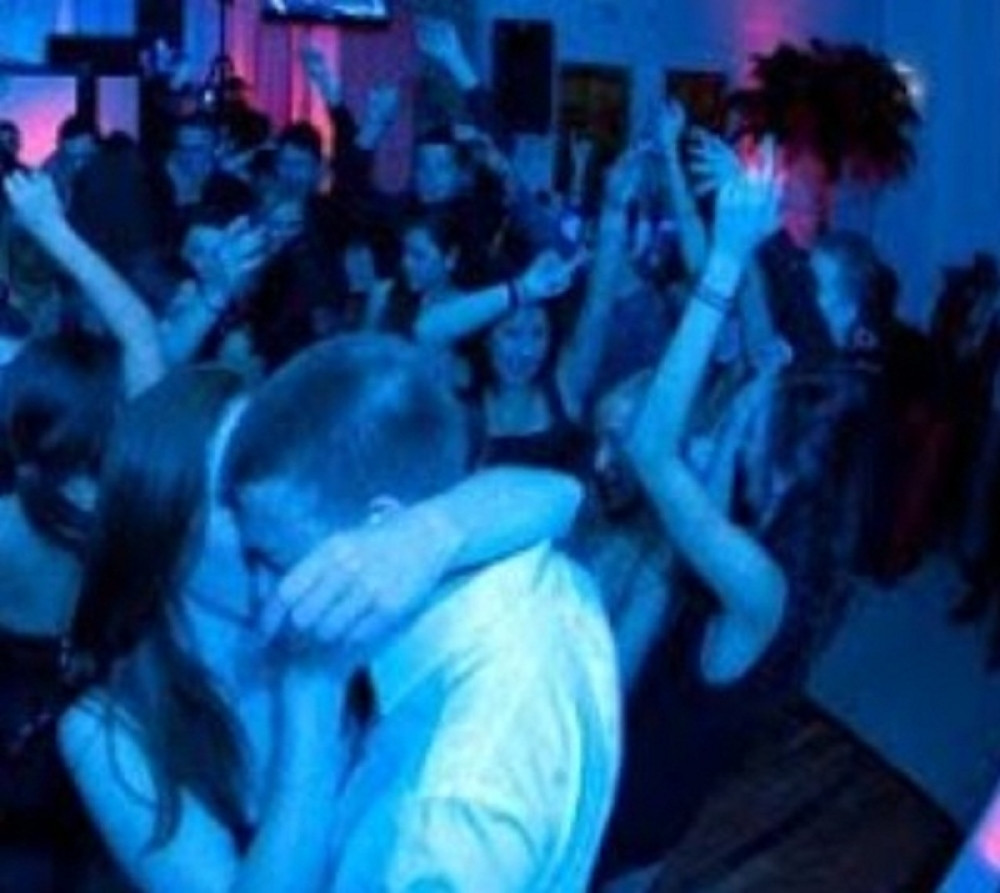 Isplivao snimak iz luksuzne vile: Narod pobesneo, prisustvovale i dve poznate manekenke! (VIDEO)