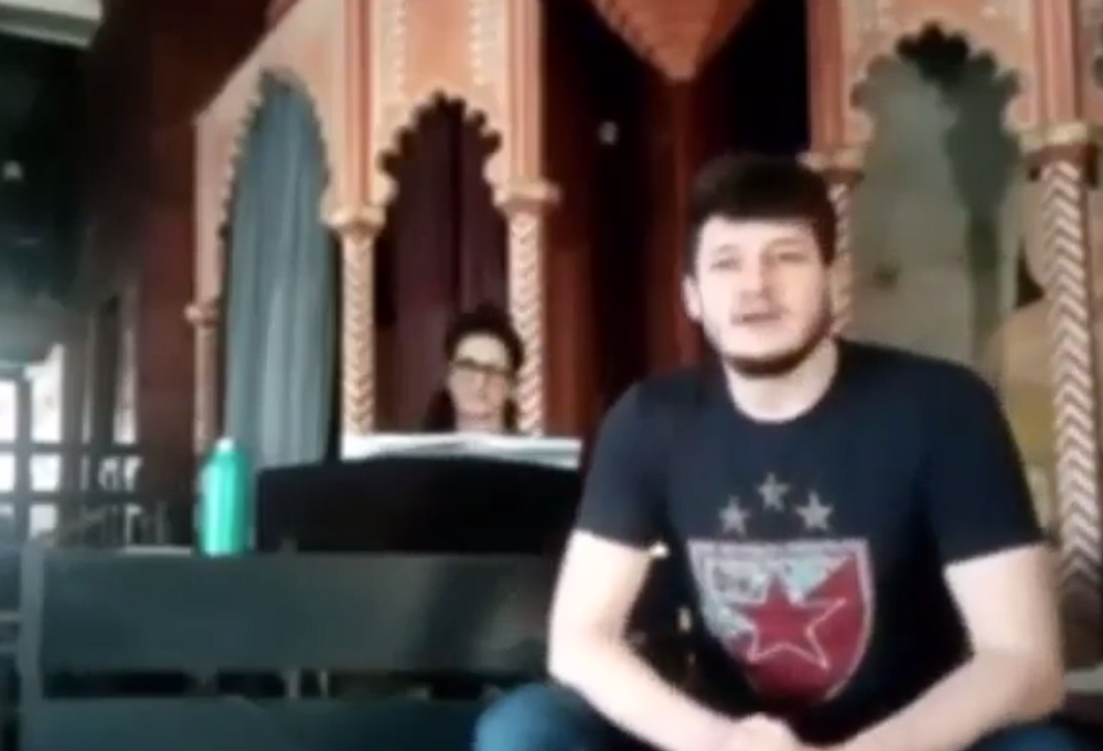 Zvezdin navijač zapevao pesmu Zdravka Čolića, u njoj se našli i fudbaleri Partizana! (VIDEO)