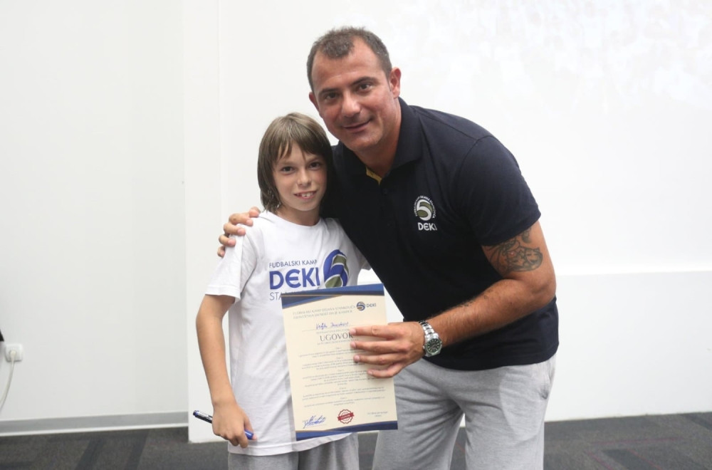 Ima svega 13 godina, a pimpuje kao Ronaldinjo! Ovo je Dekijev talenat iz njegovog kampa! (VIDEO)