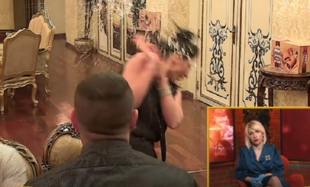 Darko bivšu ljubavnicu polio vodom pred svima! (FOTO)